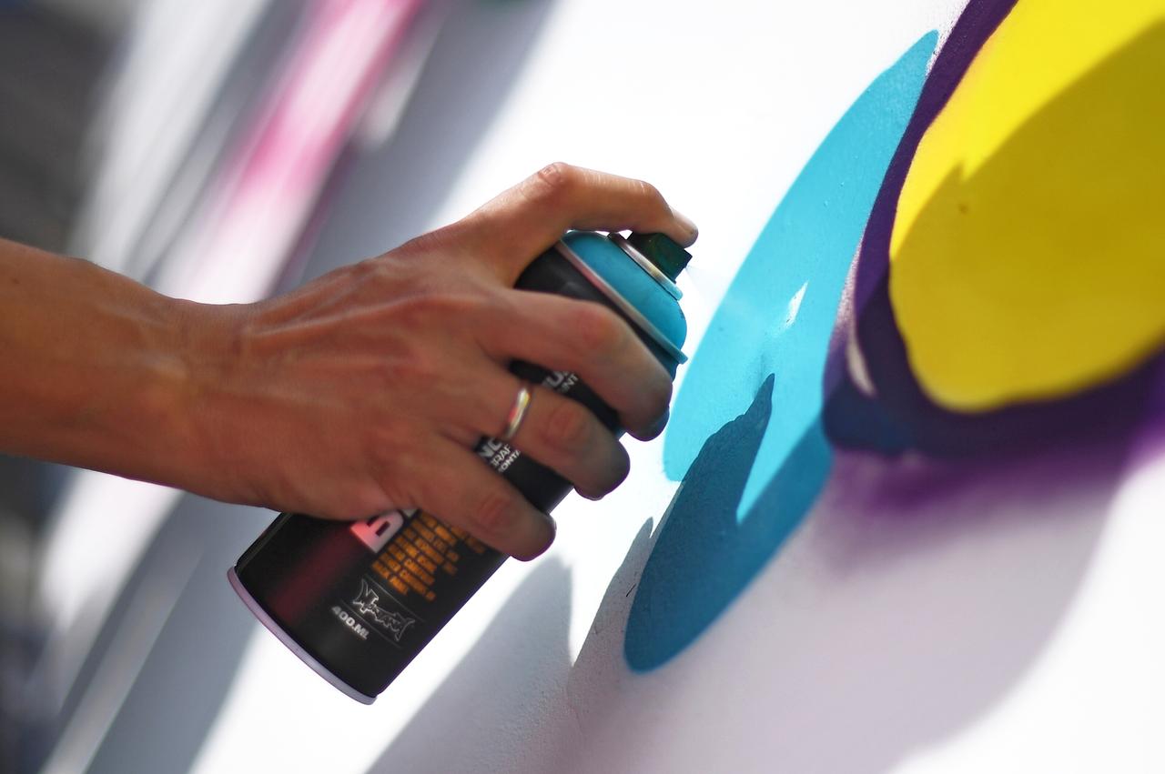 Россиянка попросила закрасить граффити в подъезде и возмутила соседей