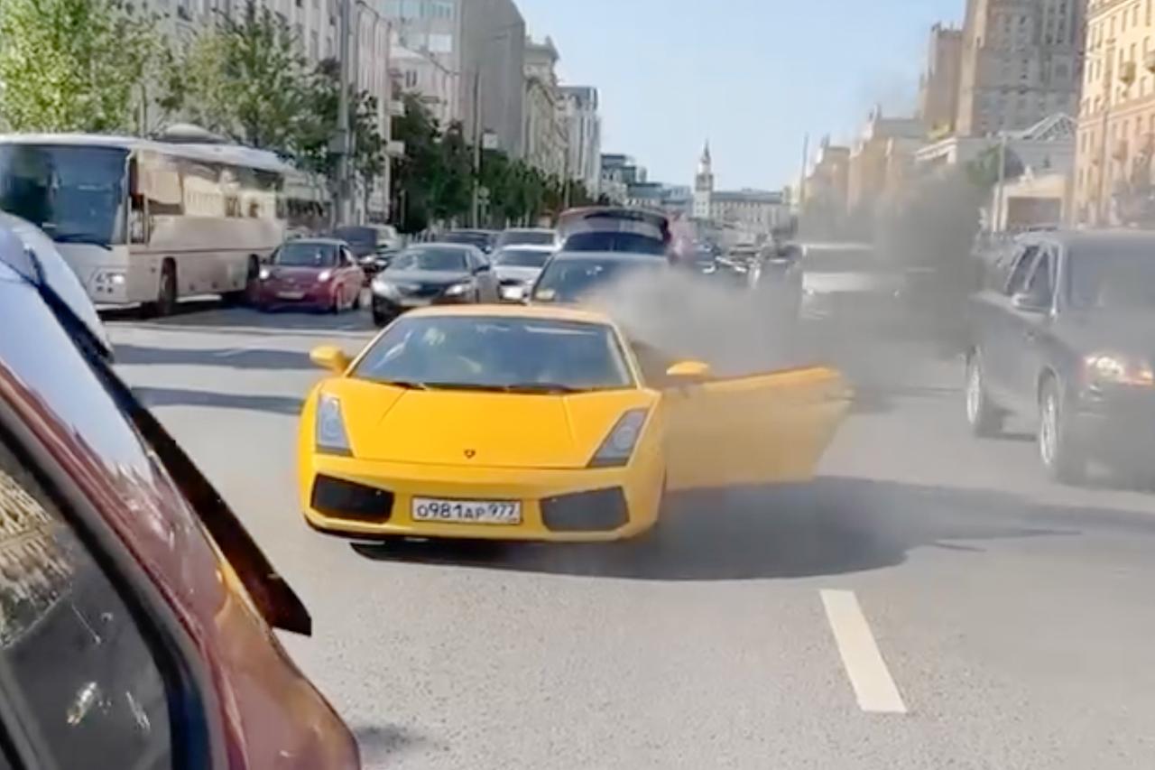 Загоревшаяся на дороге в Москве Lamborghini попала на видео