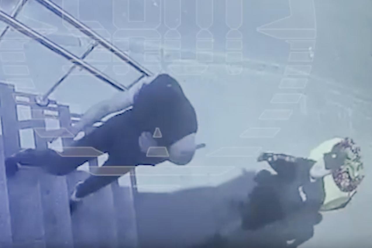 Обстрел покупателем продавцов из аэрозольного пистолета в Москве попал на видео