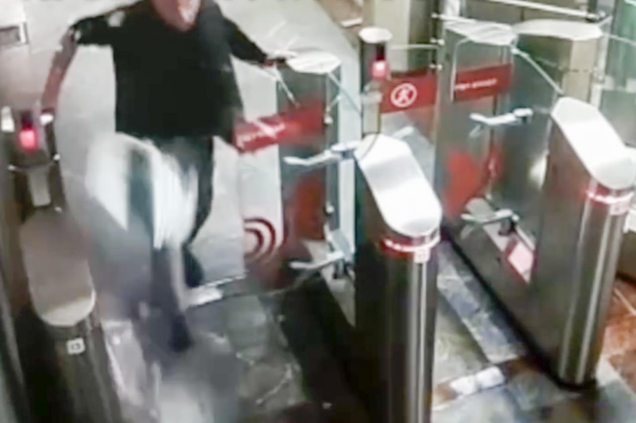 Пассажир метро в Москве разбил ногой турникет и попал на видео