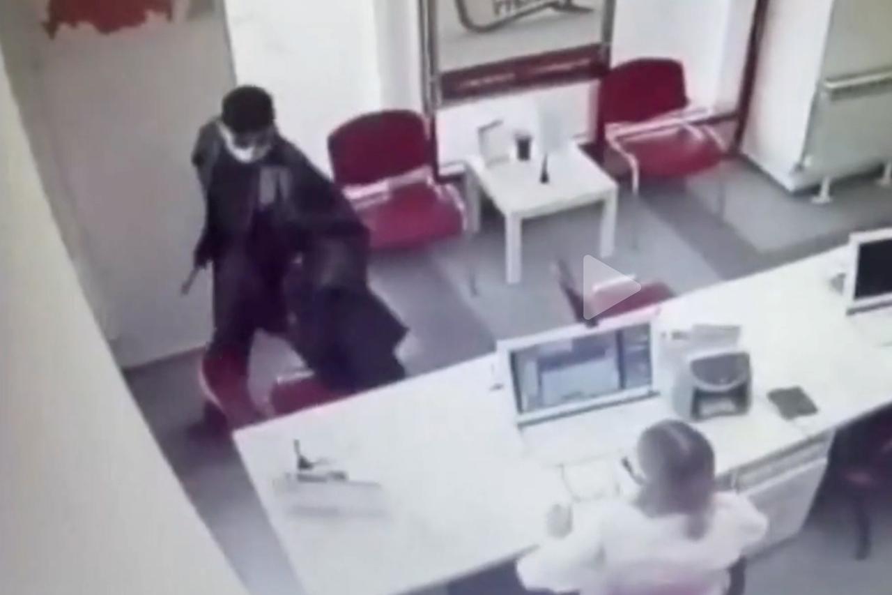 Вооруженный ножом разбойник напал на сотрудниц кредитного офиса в Подмосковье