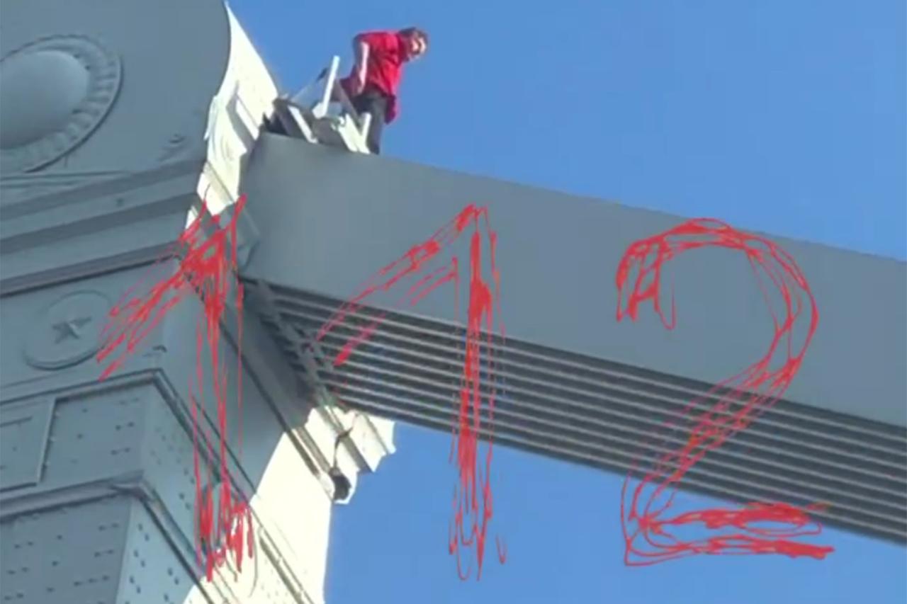 Мужчина взобрался на верхушку Крымского моста в Москве и попал на видео