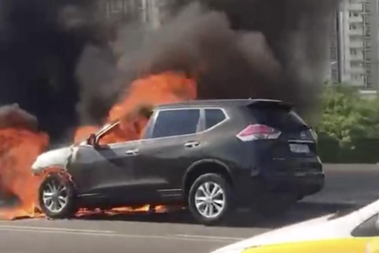 Горящая на МКАД машина попала на видео