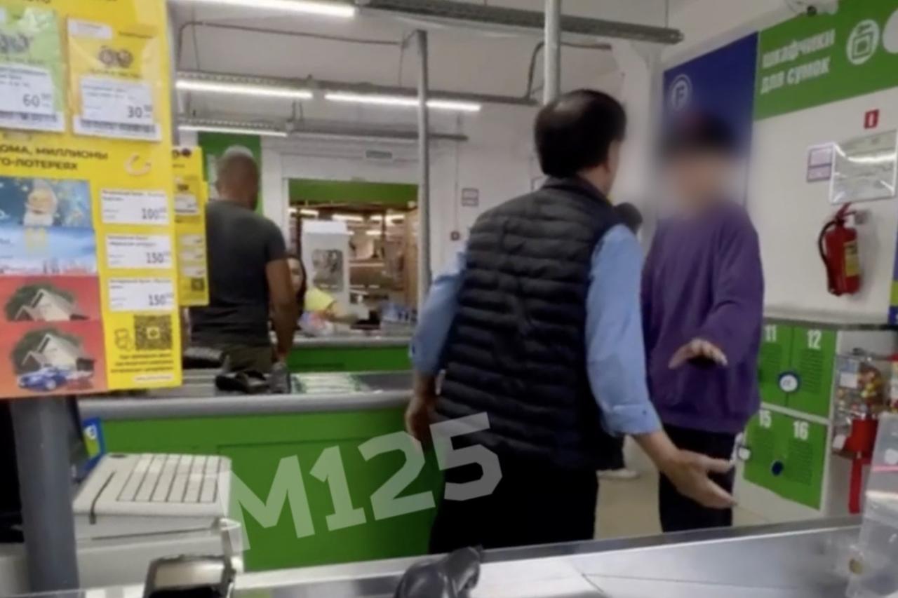 Охранник столичного магазина набросился на подростка и попал на видео