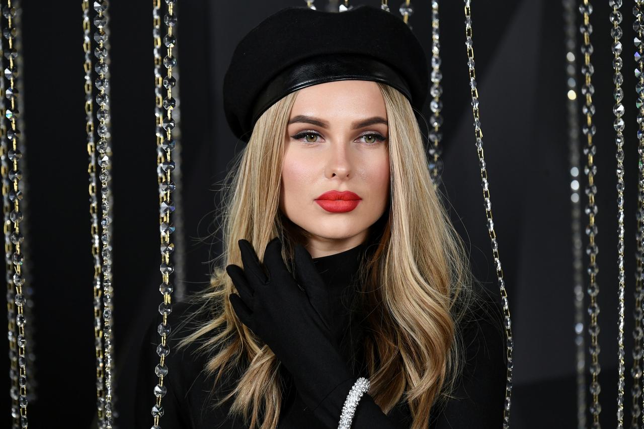 Певица Ханна призналась в сложностях с приведением фигуры в форму после родов