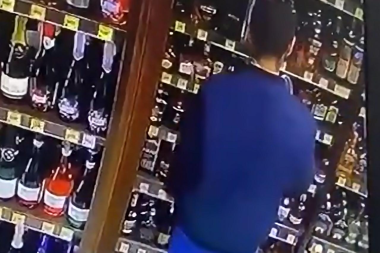 Мужчина выпил бутылку коньяка залпом и попал на видео