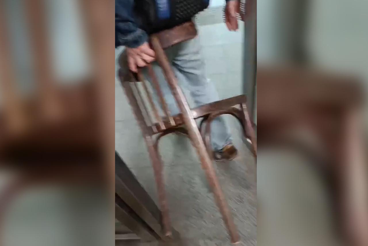 Мужчину с личным сиденьем заметили в столичном метро