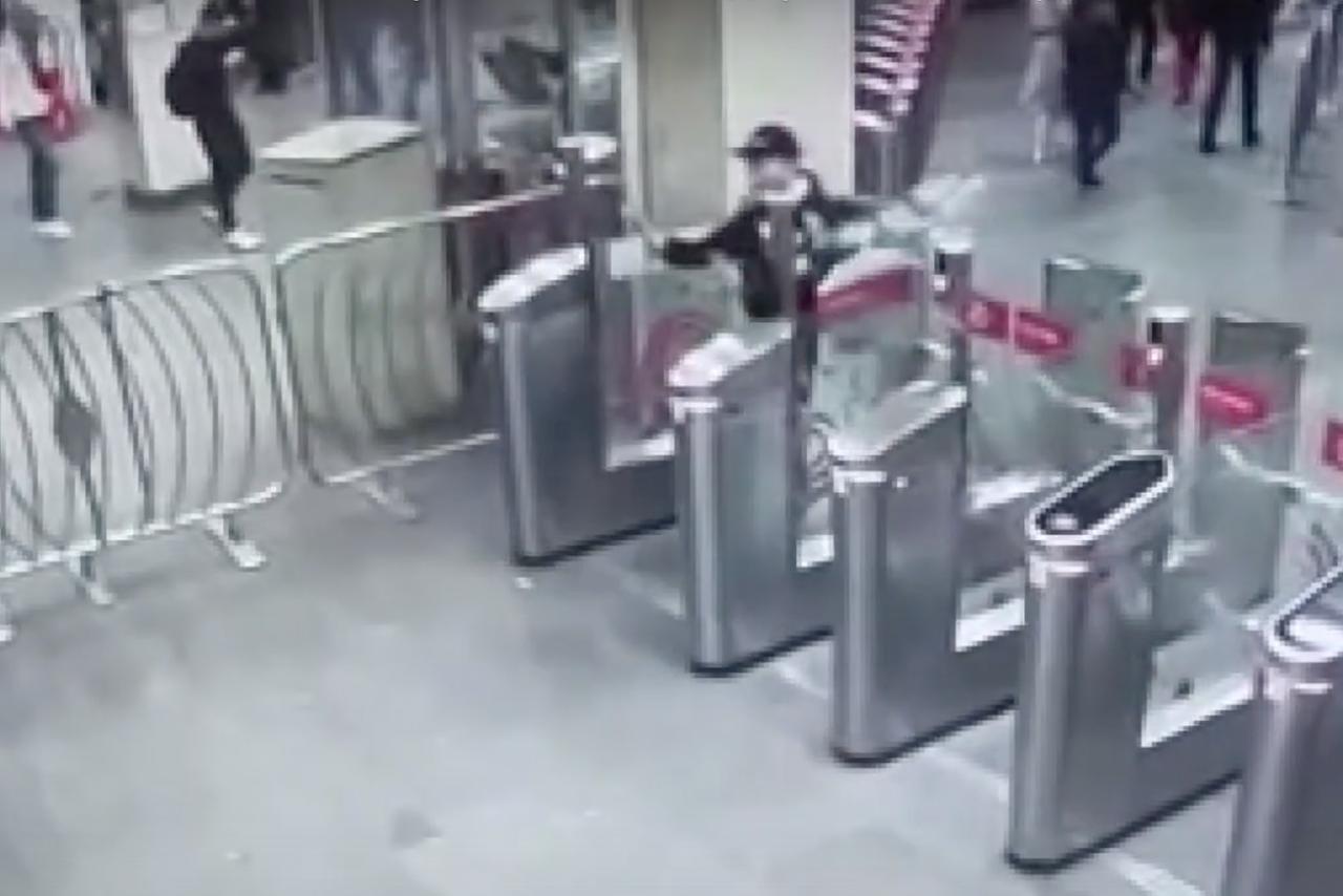 Мужчина разбил створки турникета на станции «Авиамоторная» и попал на видео