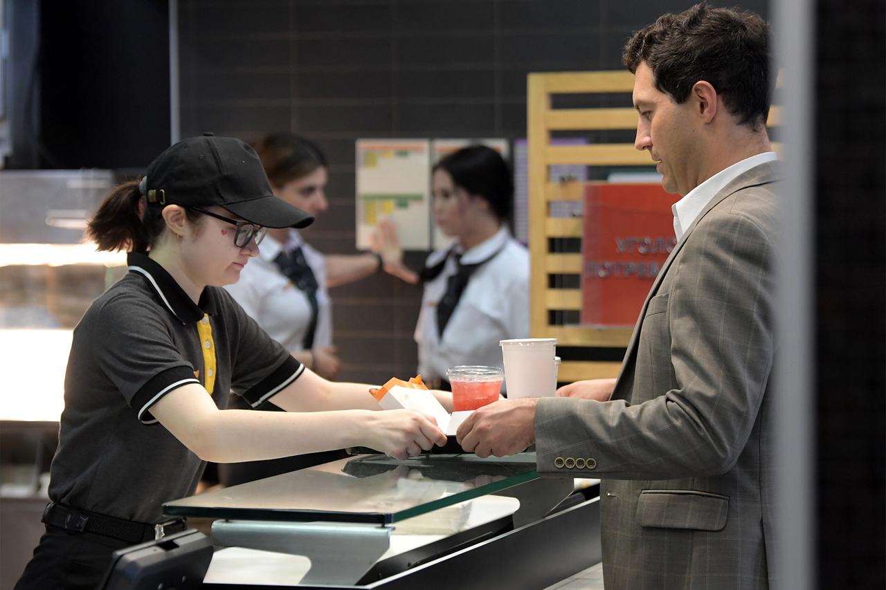 Стало известно о повышении цен в сети «Вкусно — и точка»