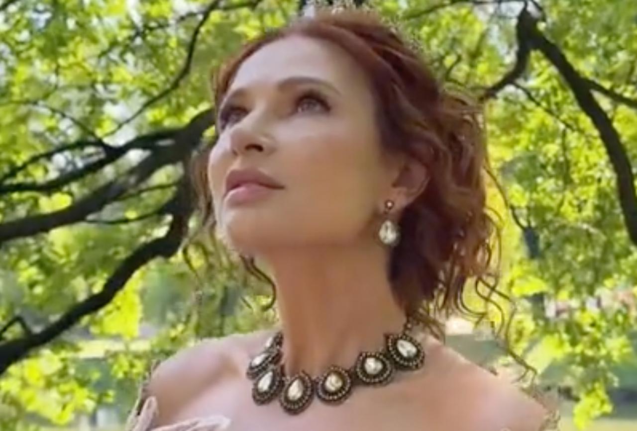 54-летняя Эвелина Бледанс показала видео в образе императрицы