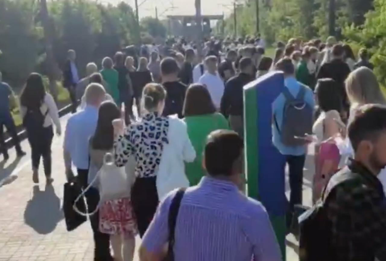 Огромная очередь на подмосковной станции попала на видео