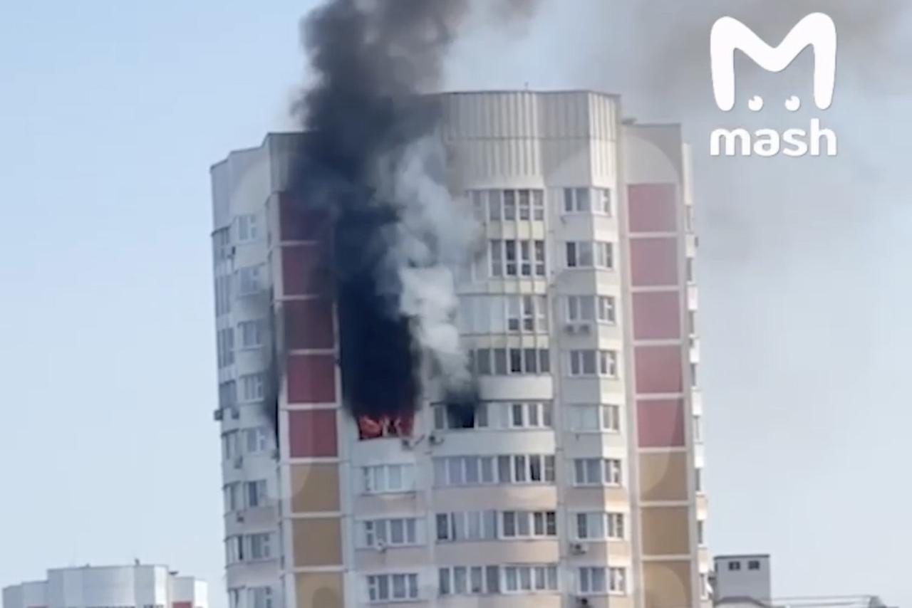 Столб черного дыма из горящей квартиры в Москве попал на видео