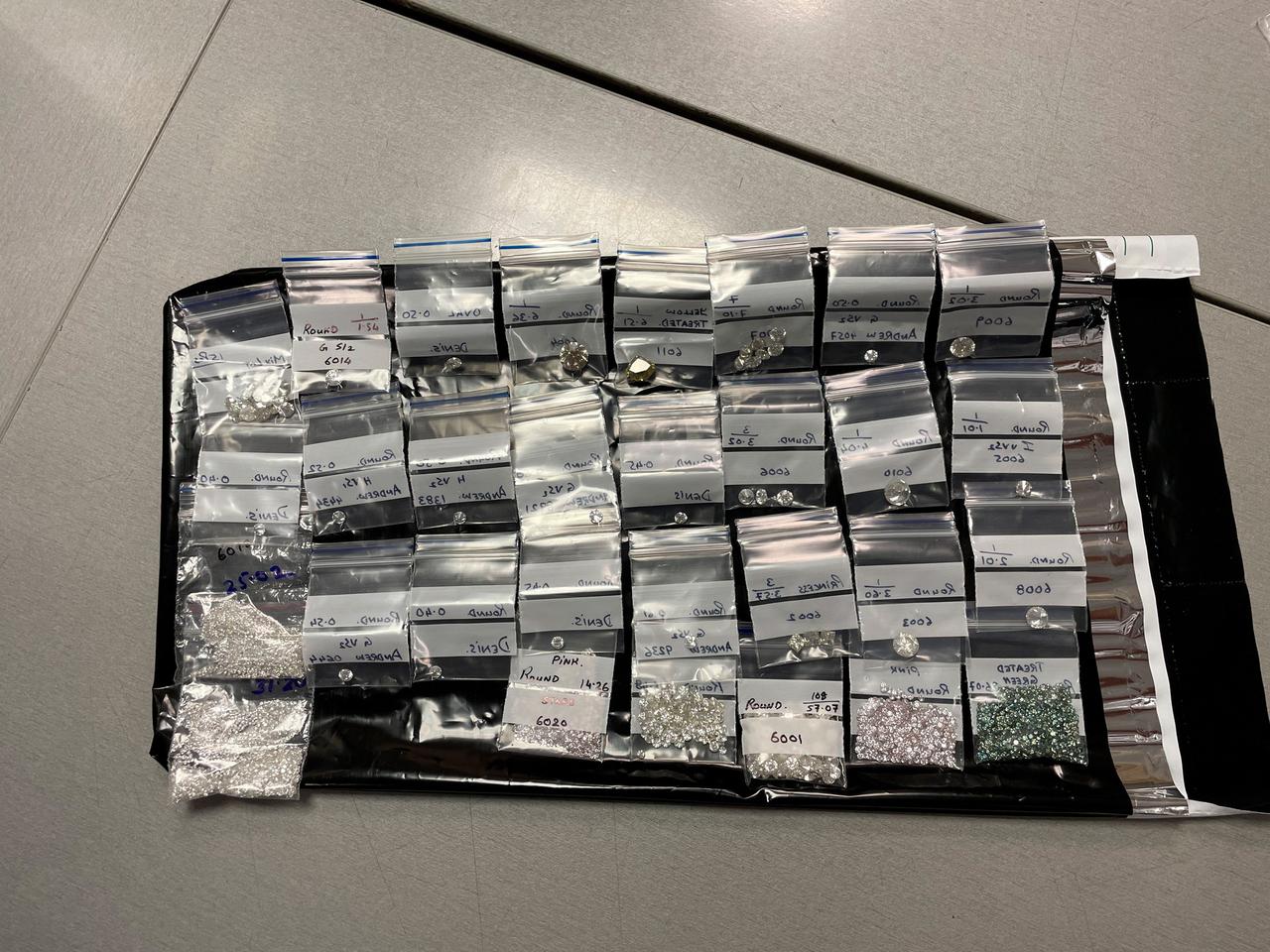 В аэропорту Внуково у туриста нашли 500 каратов бриллиантов и изумрудов