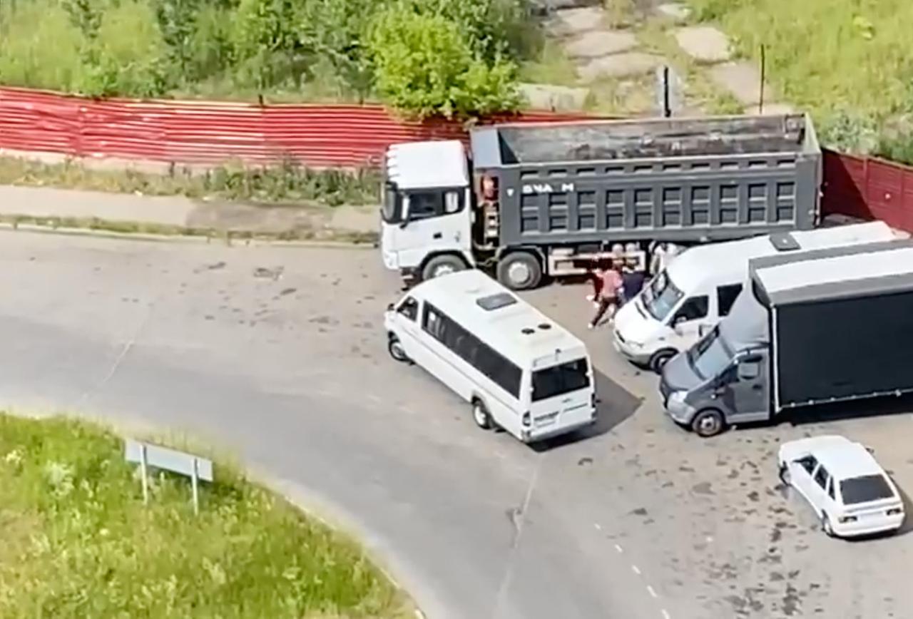 Драка водителей маршруток в Подмосковье попала на видео