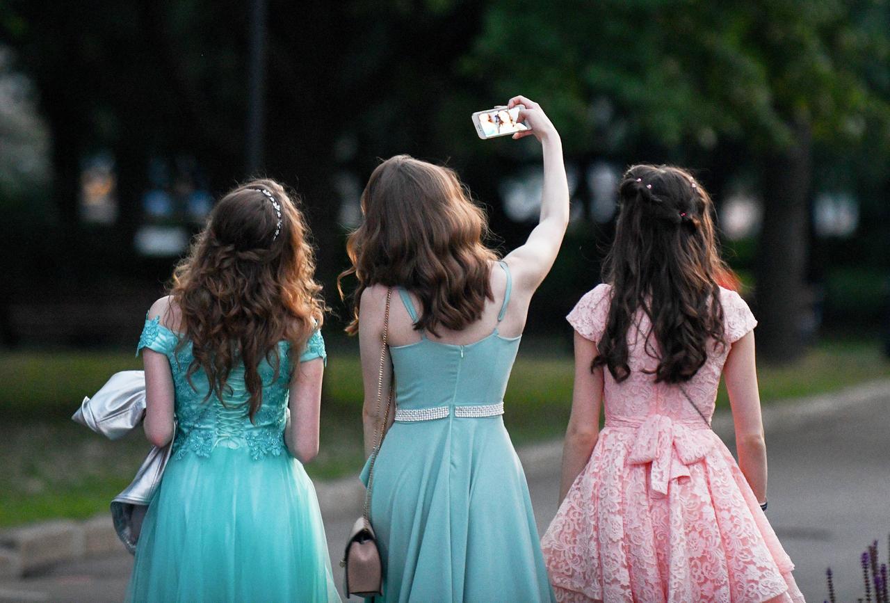 Раскрыта стоимость наряда российского выпускника на праздник