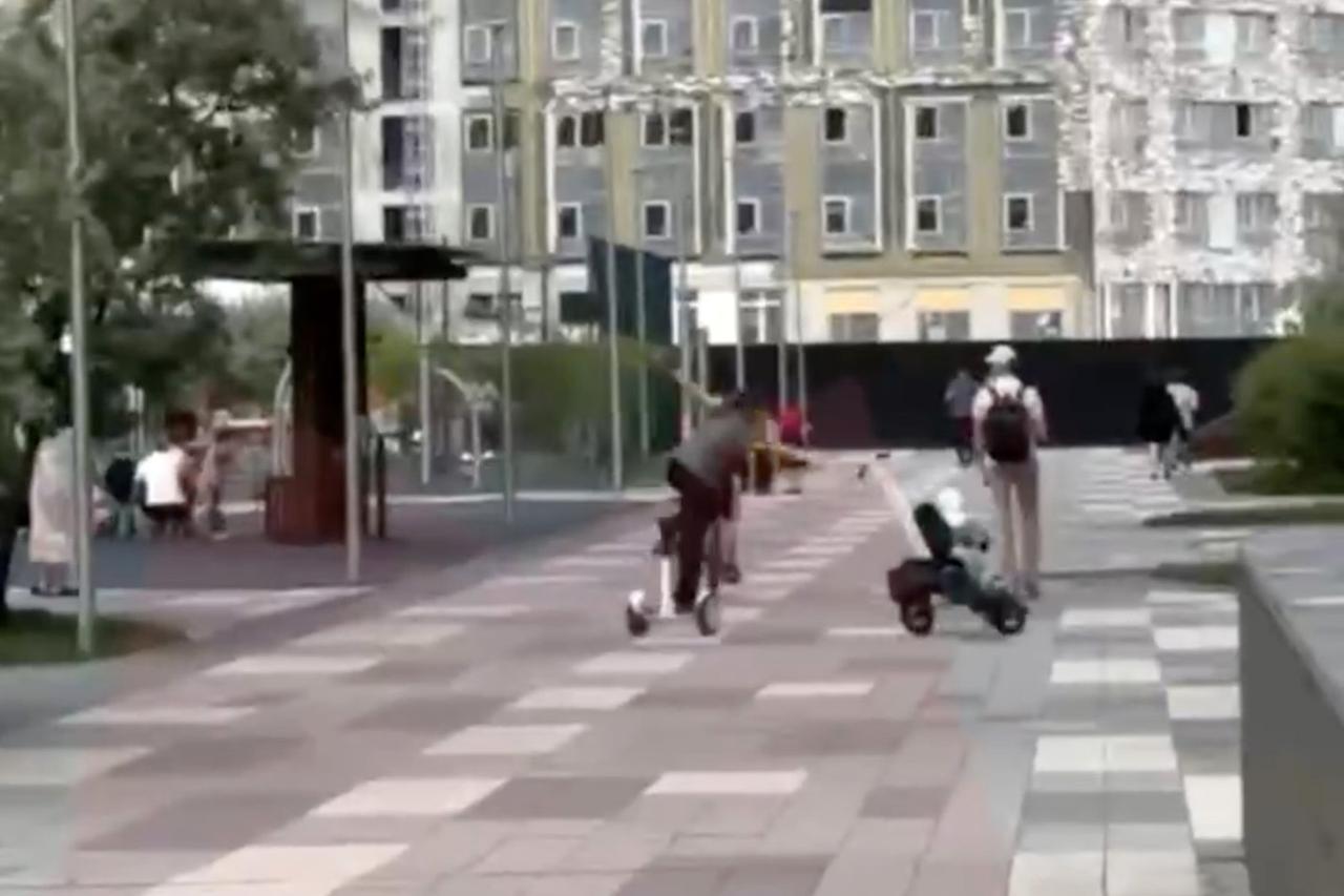 Прокатившаяся на сигвее москвичка уронила ребенка на асфальт и попала на видео