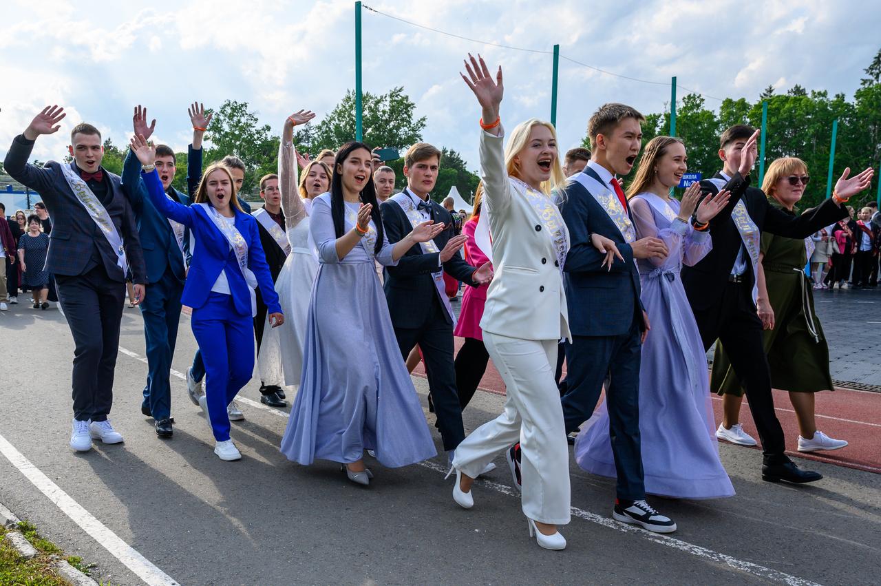 Москвичи высказались о стоимости нарядов детям на выпускной