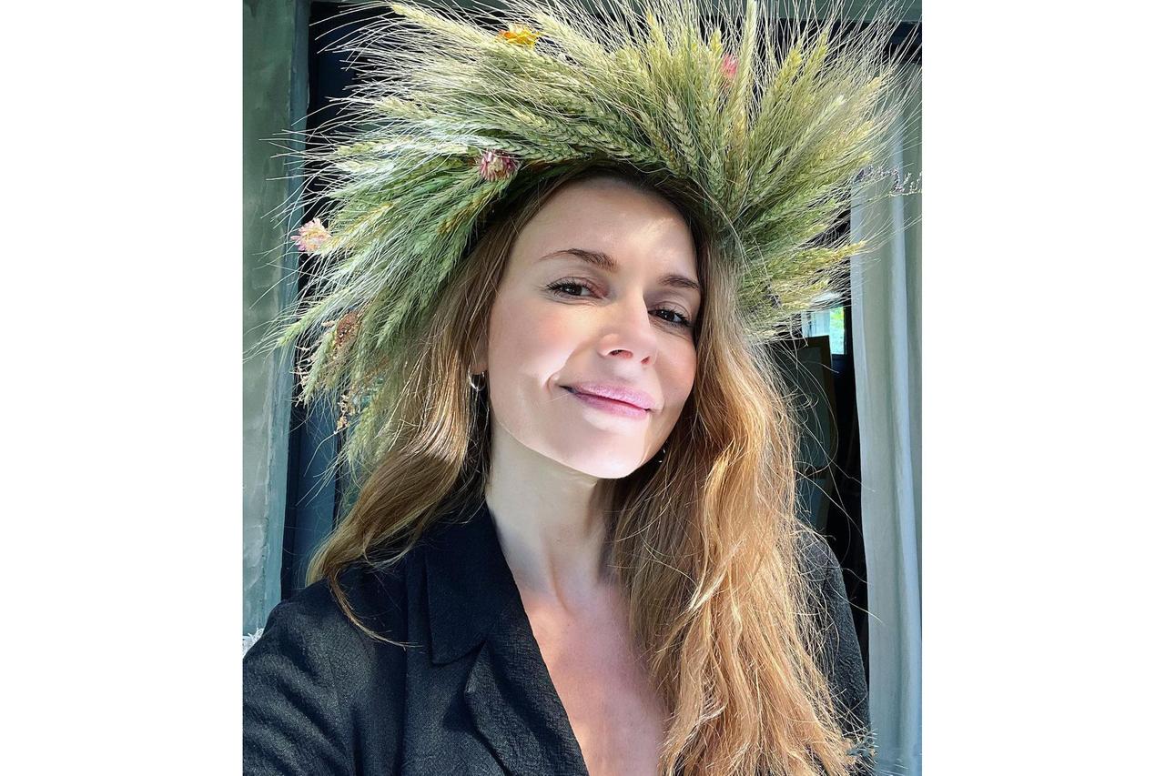 Пользователи сети восхитились фотографией Любови Толкалиной в венке