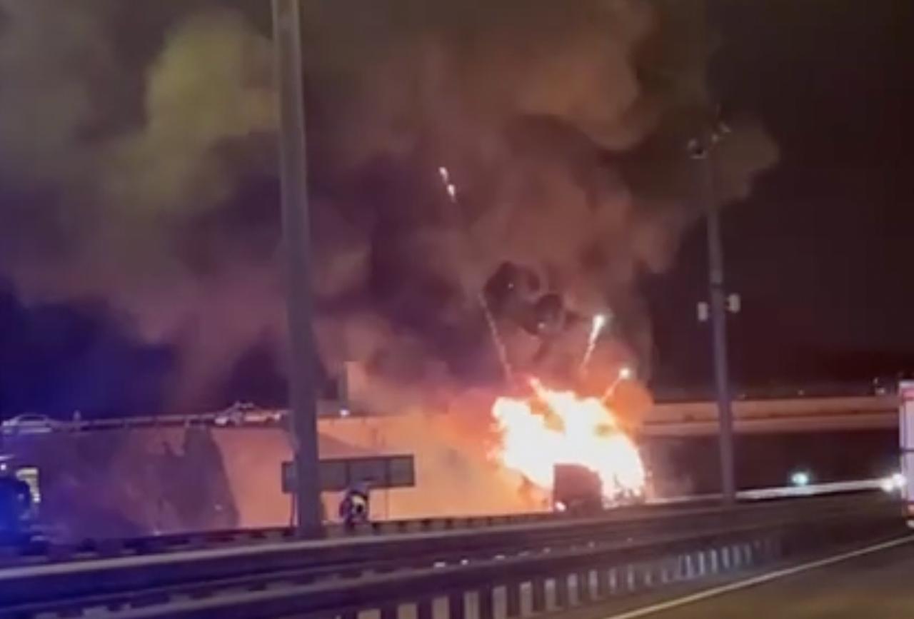Горящая в Подмосковье фура со взрывающимися фейерверками попала на видео