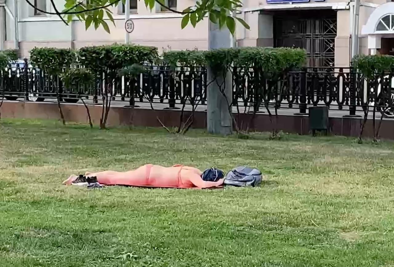 Россиянка в купальнике легла загорать в центре Москвы и попала на видео