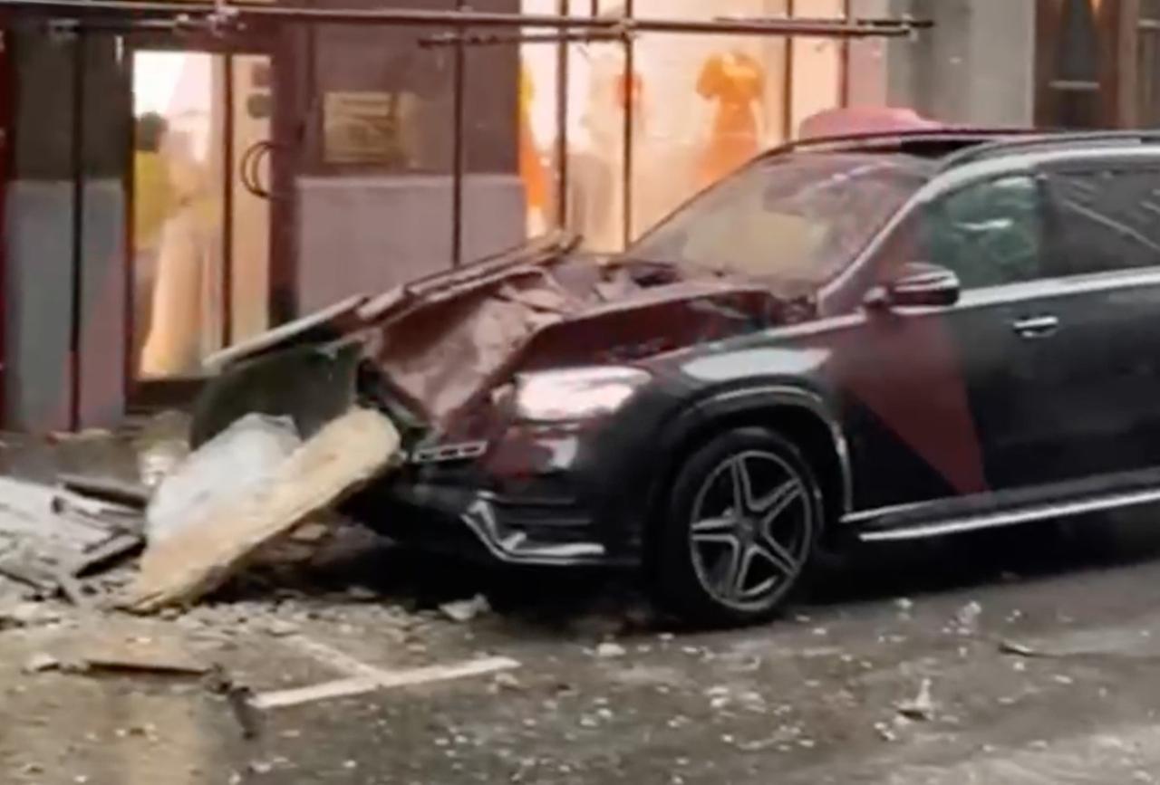 Последствия обвала балкона на Mercedes в центре Москвы попали на видео