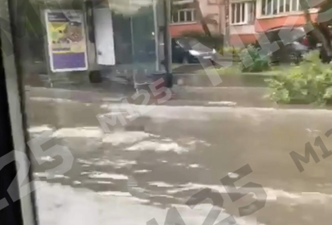 Москвичи записали на видео подтопление улиц