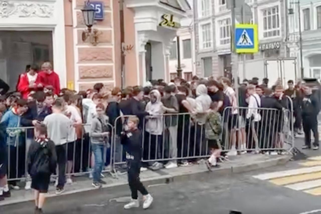 Очередь за бесплатными бургерами в Москве попала на видео