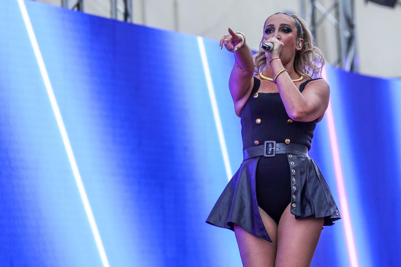 Ольга Бузова оголила ягодицы на видео