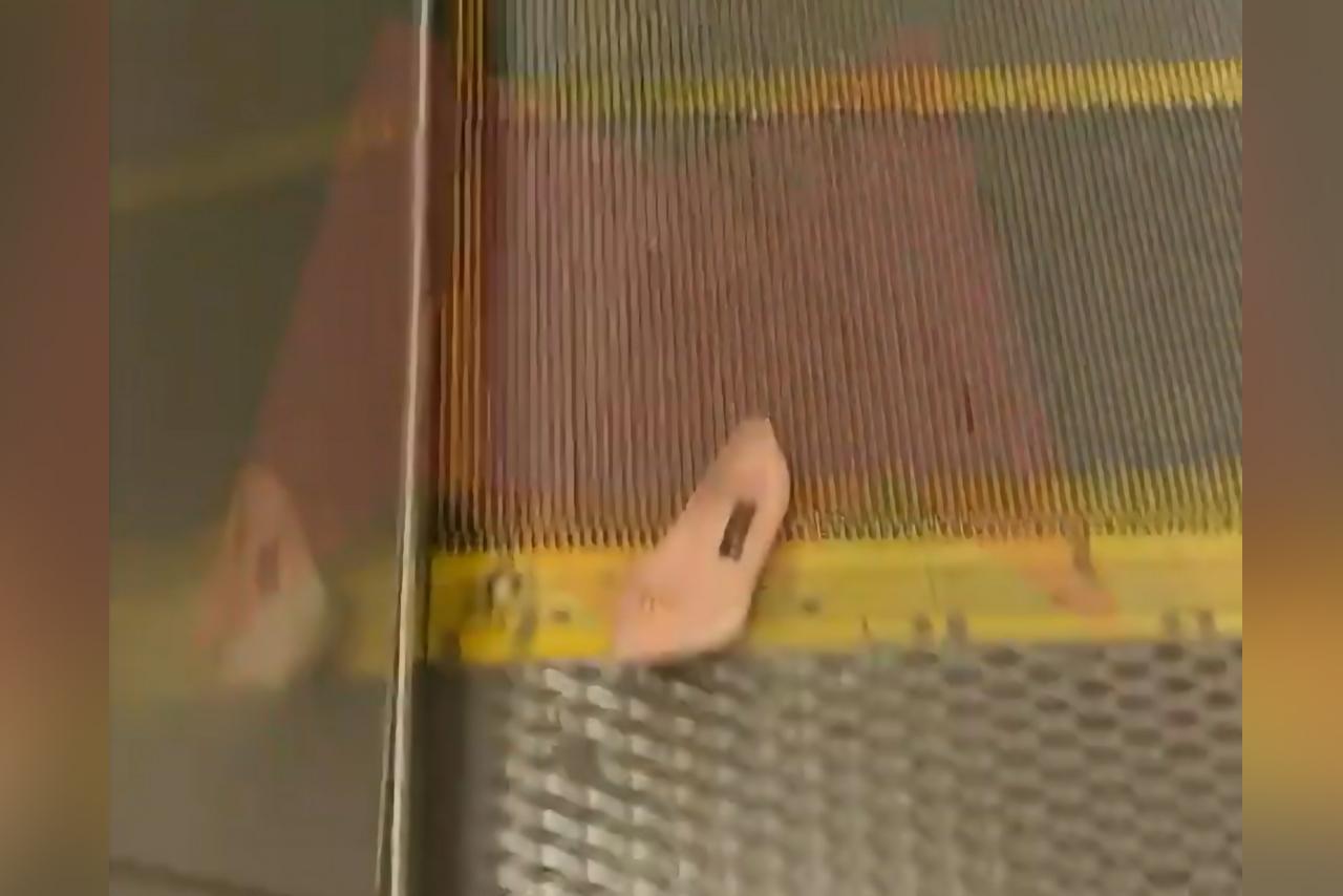 Женский каблук стал причиной остановки эскалатора в столичном метро