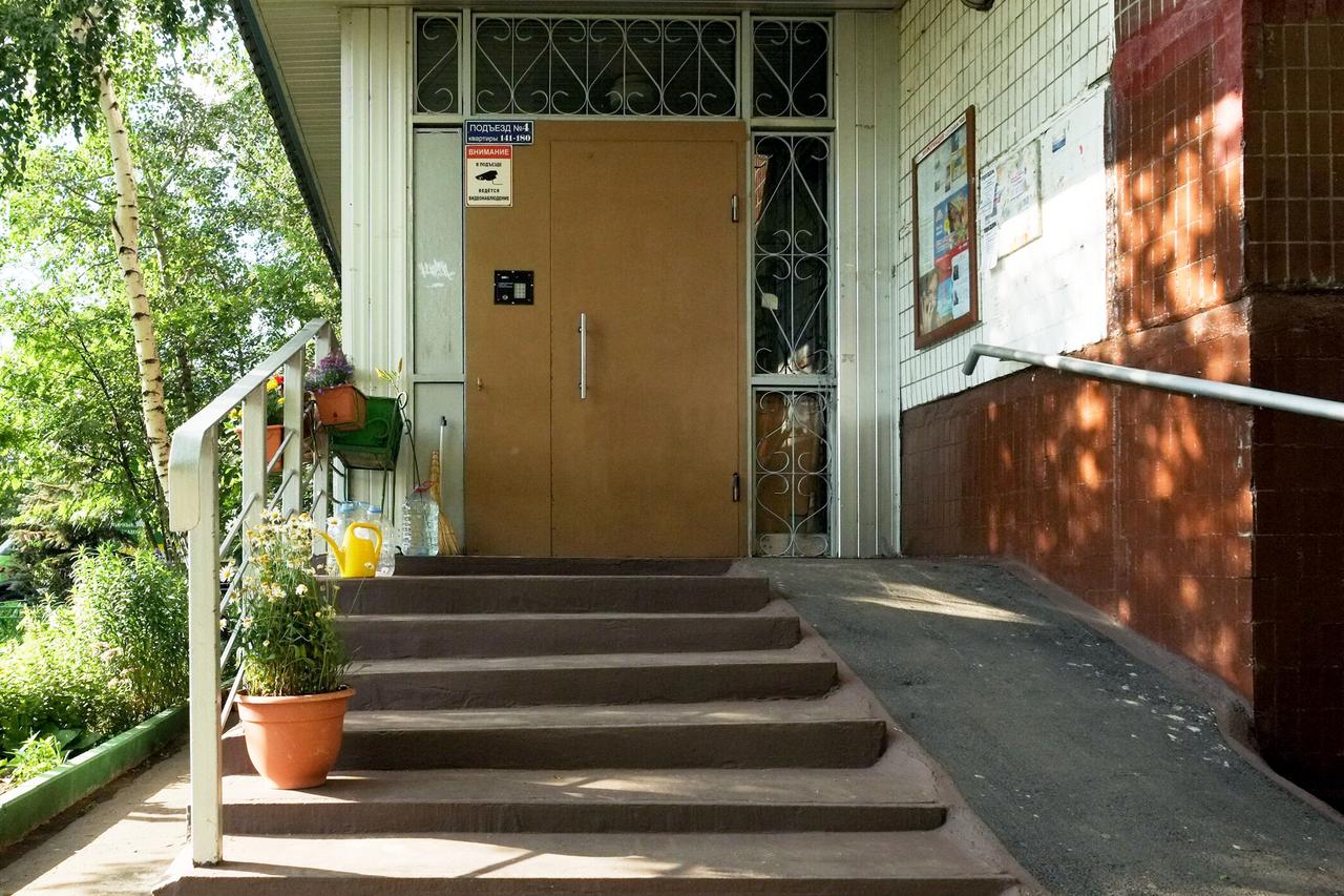 В подъезде столичной многоэтажки мужчина надругался над москвичкой