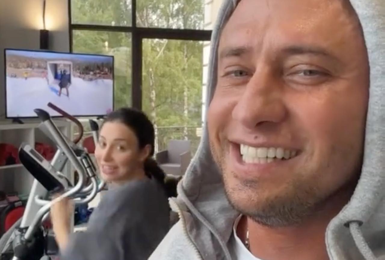 Павел Прилучный снял жену на видео в спортзале