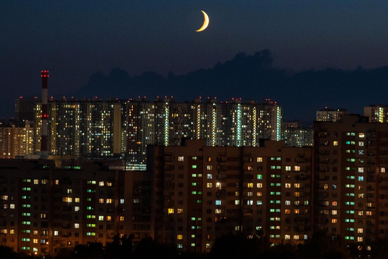 Мужчина выпал из окна девятого этажа в Москве и погиб