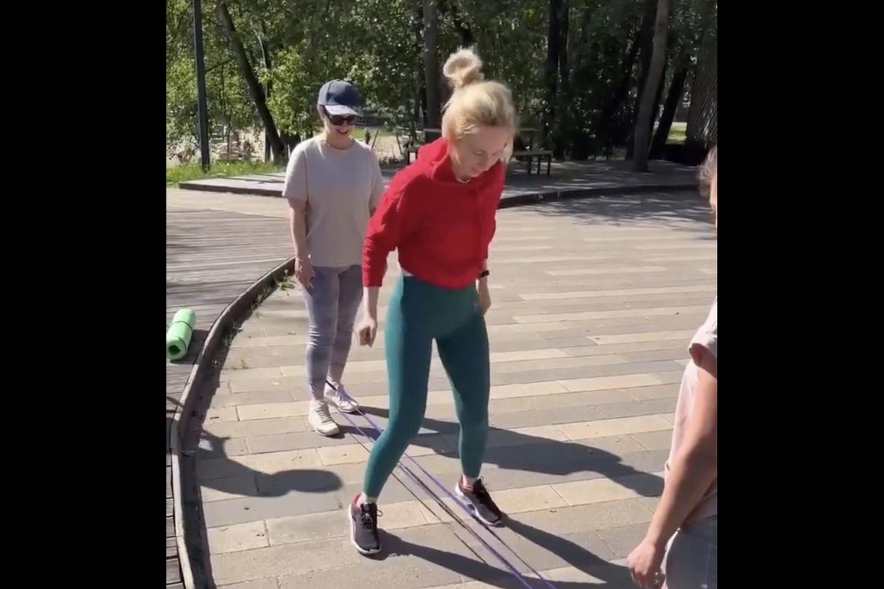 Жительницы Подмосковья вспомнили игру детства и попали на видео