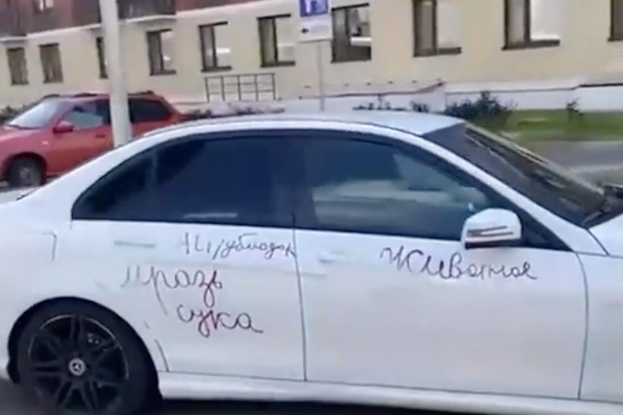 Москвичи осудили автора оставленного на кузове Mercedes послания