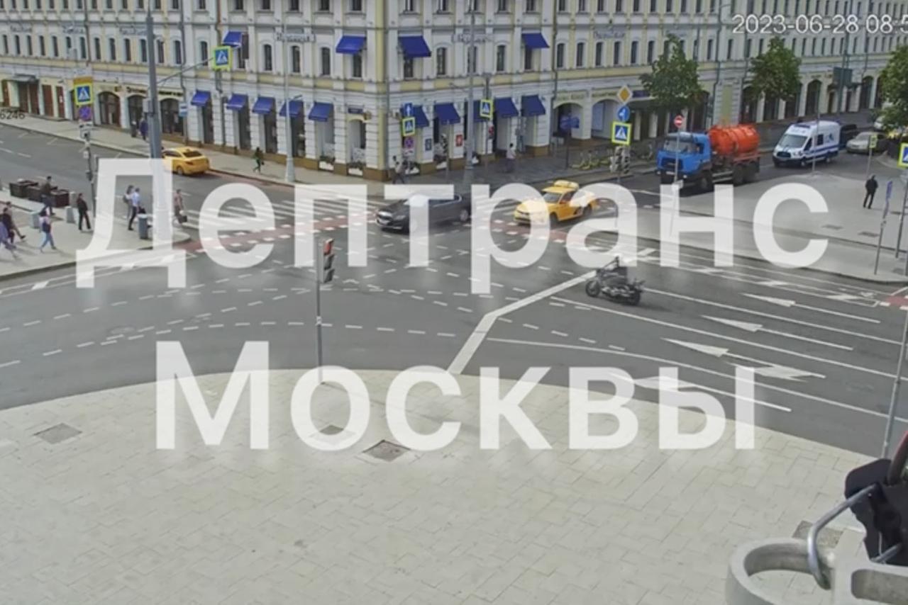 Жесткое столкновение мотоцикла с BMW в центре Москвы попало на видео