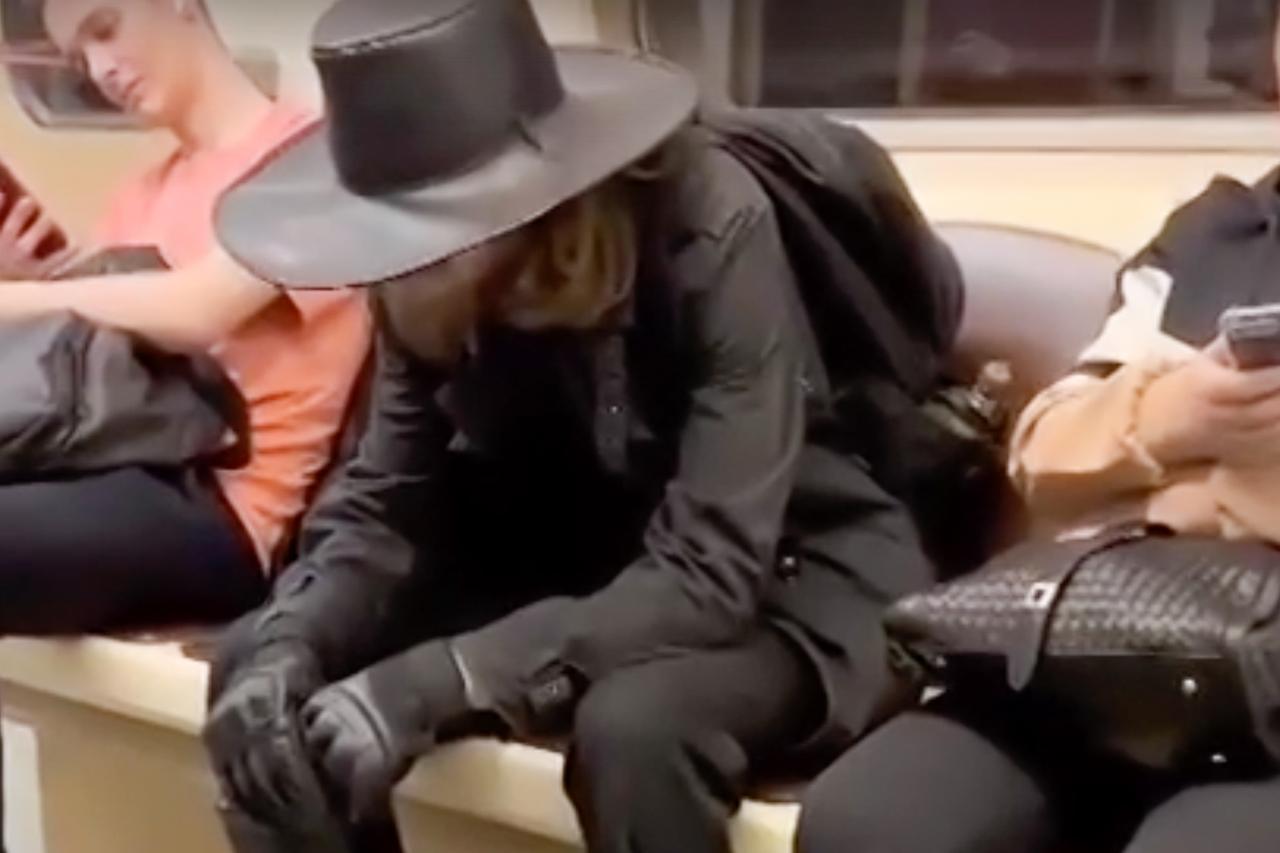 «Ван Хельсинг» попал на видео во время поездки в московском метро