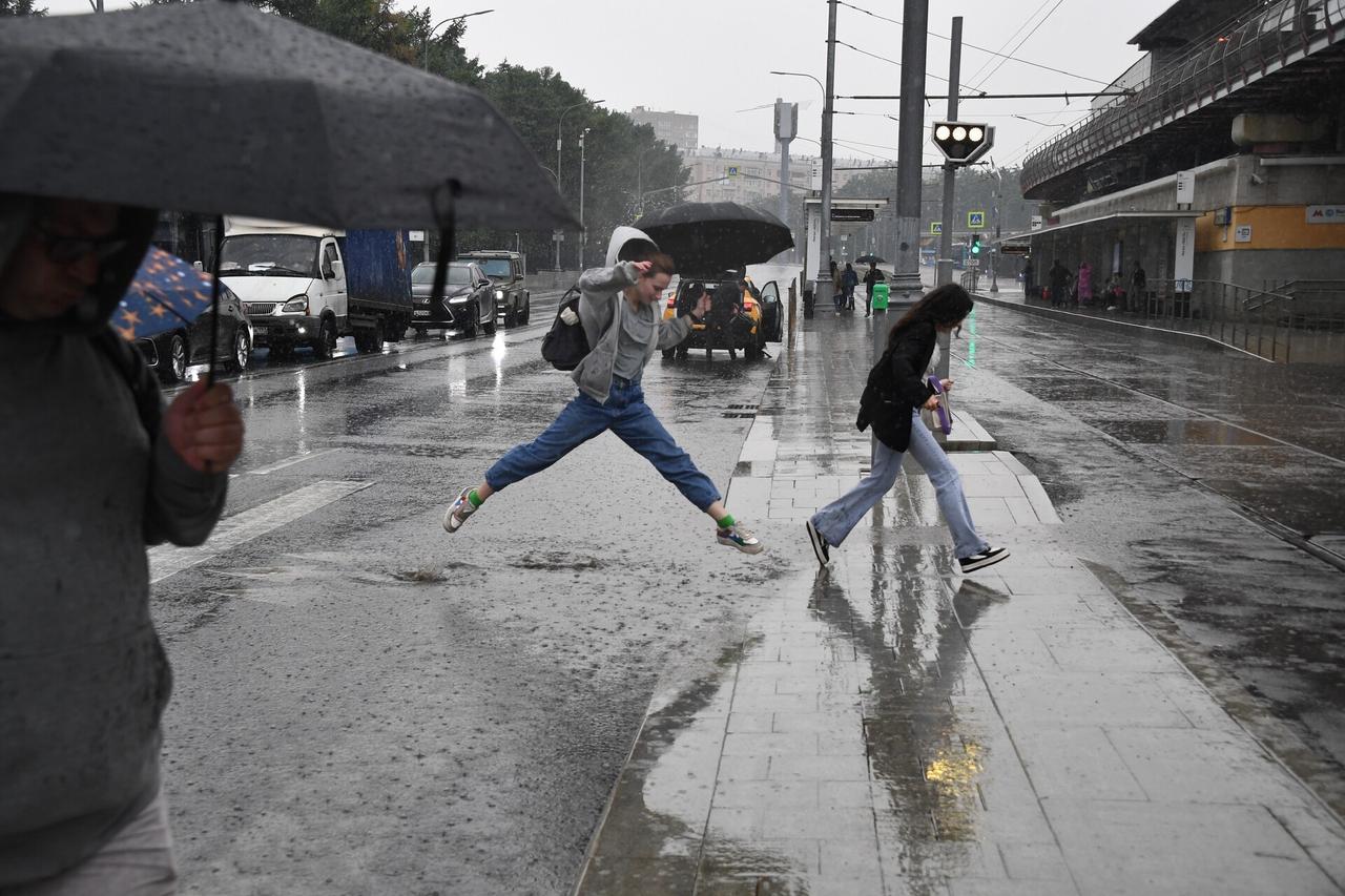 Жителей Москвы и области предупредили об опасной погоде