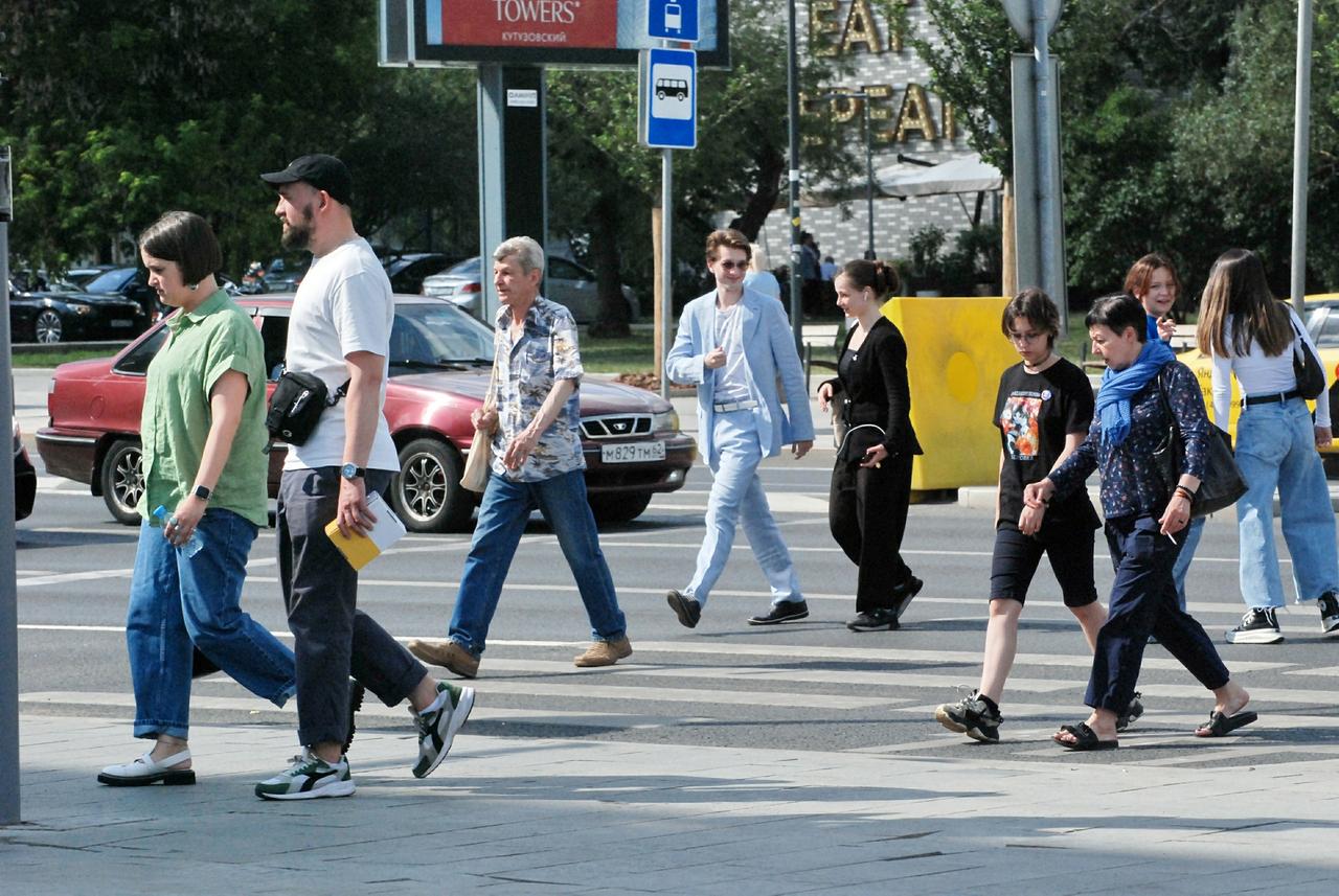 Москвичи высказались о необходимости ввода в столице штрафа за плевки на улице