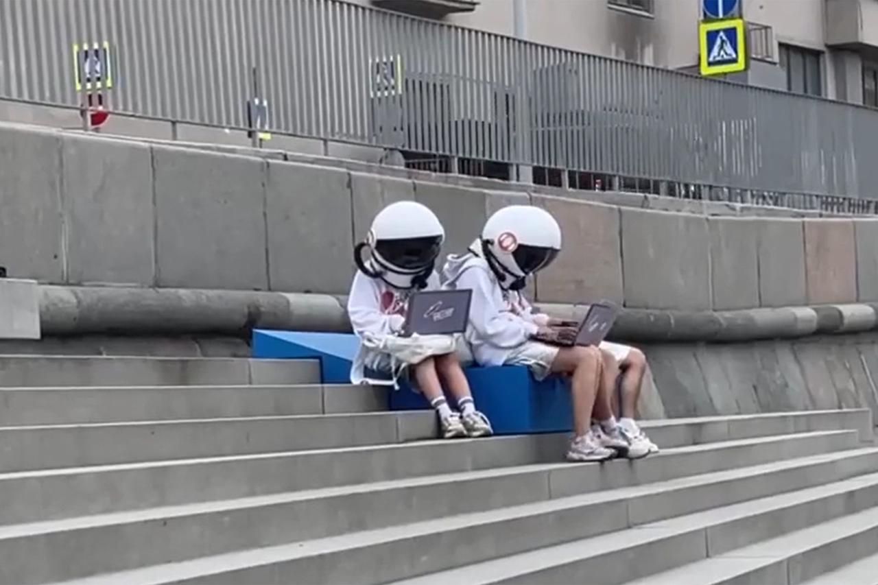 Работающие в шлемах космонавтов москвички попали на видео в центре столицы