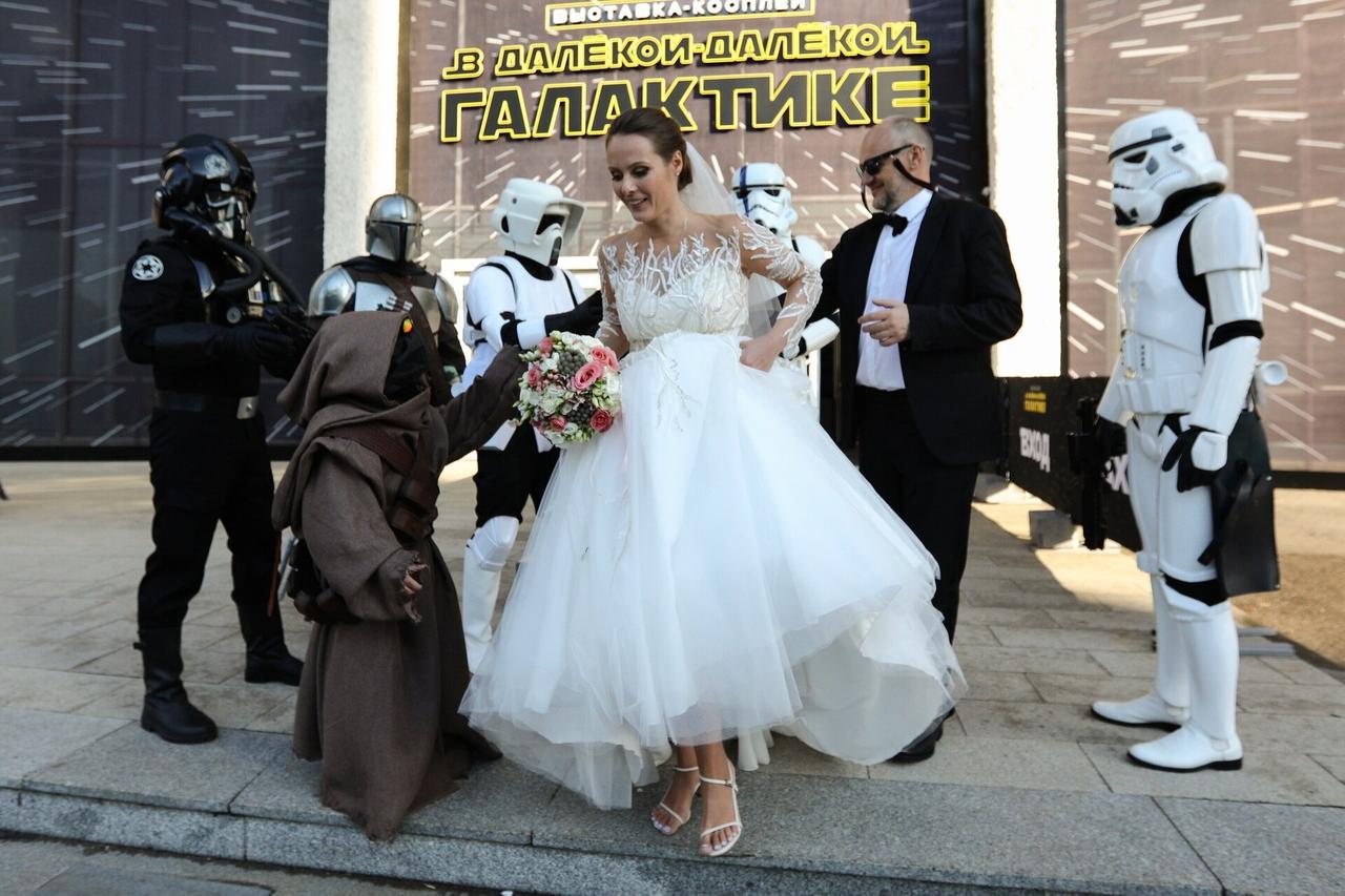 Влюбленным из Москвы предложили сыграть свадьбу в стиле «Звездных войн»