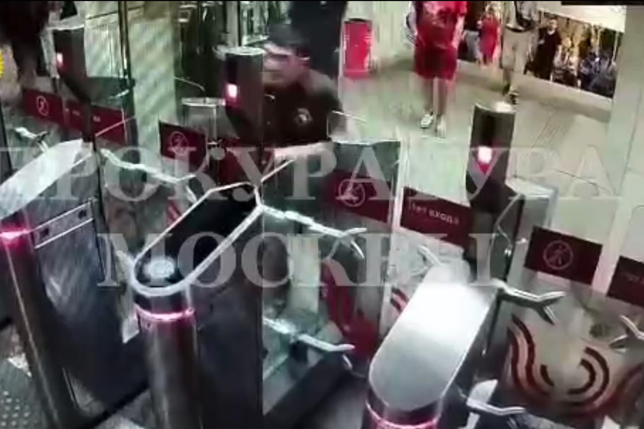 Мужчина разбил створку турникета в московском метро и попал на видео