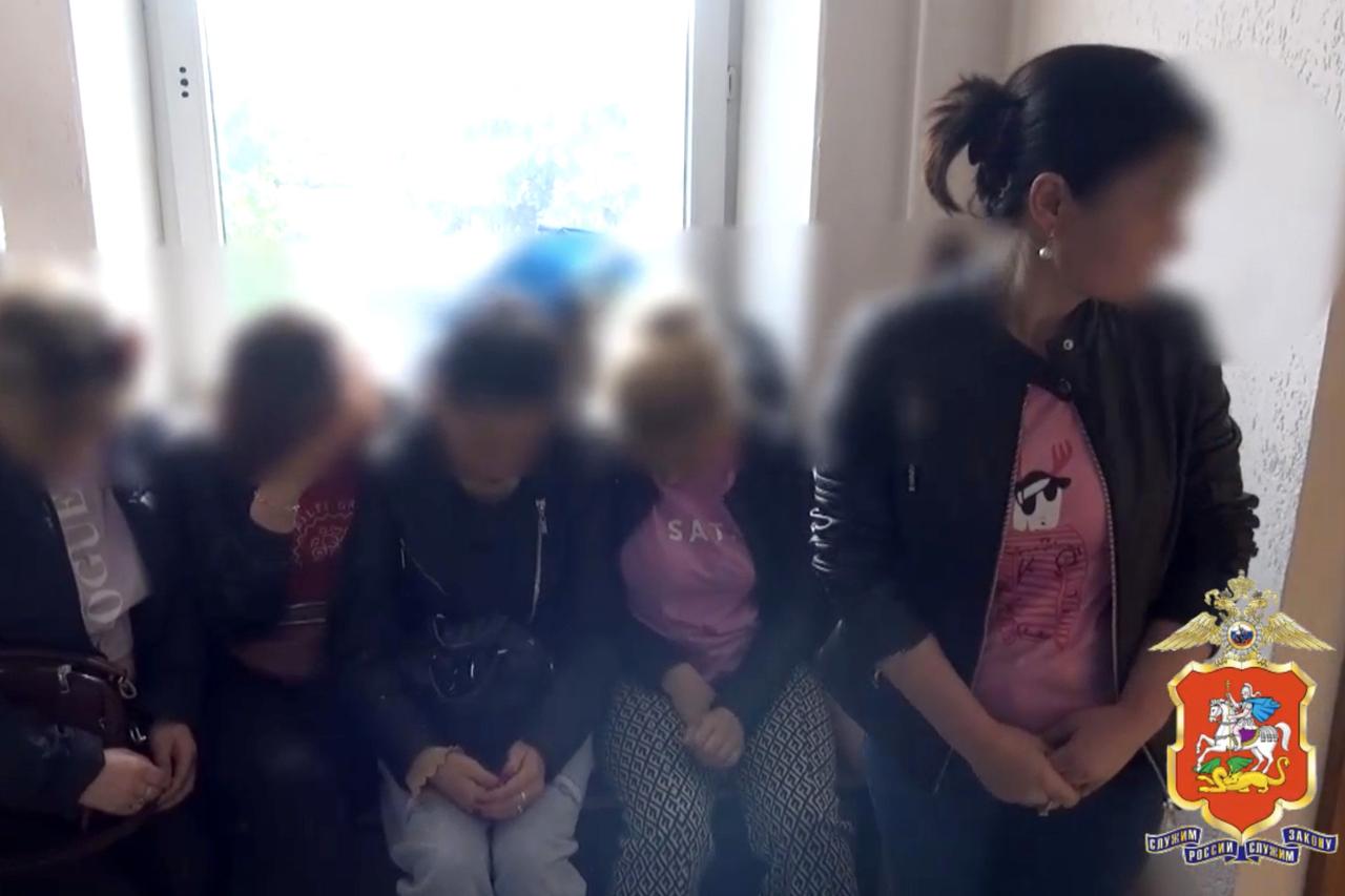 В подвале подмосковной многоэтажки организовали бордель