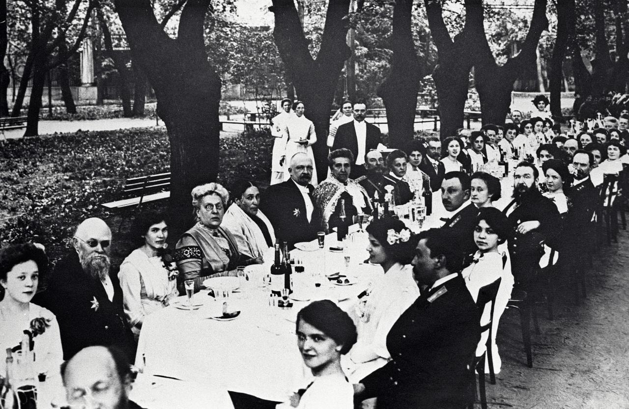 Раскрыты подробности празднования выпускных вечеров в царской России