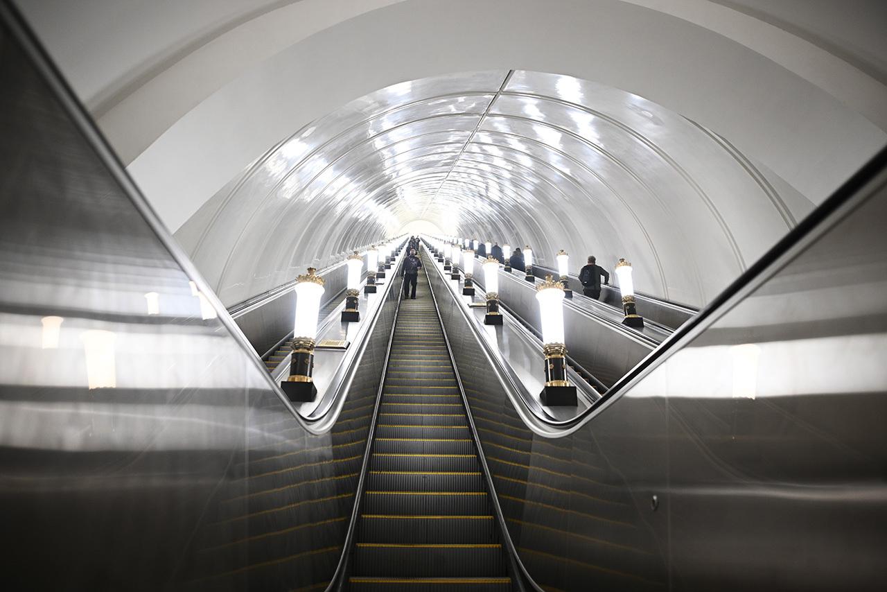 Операция по спасению собаки в московском метро попала на видео