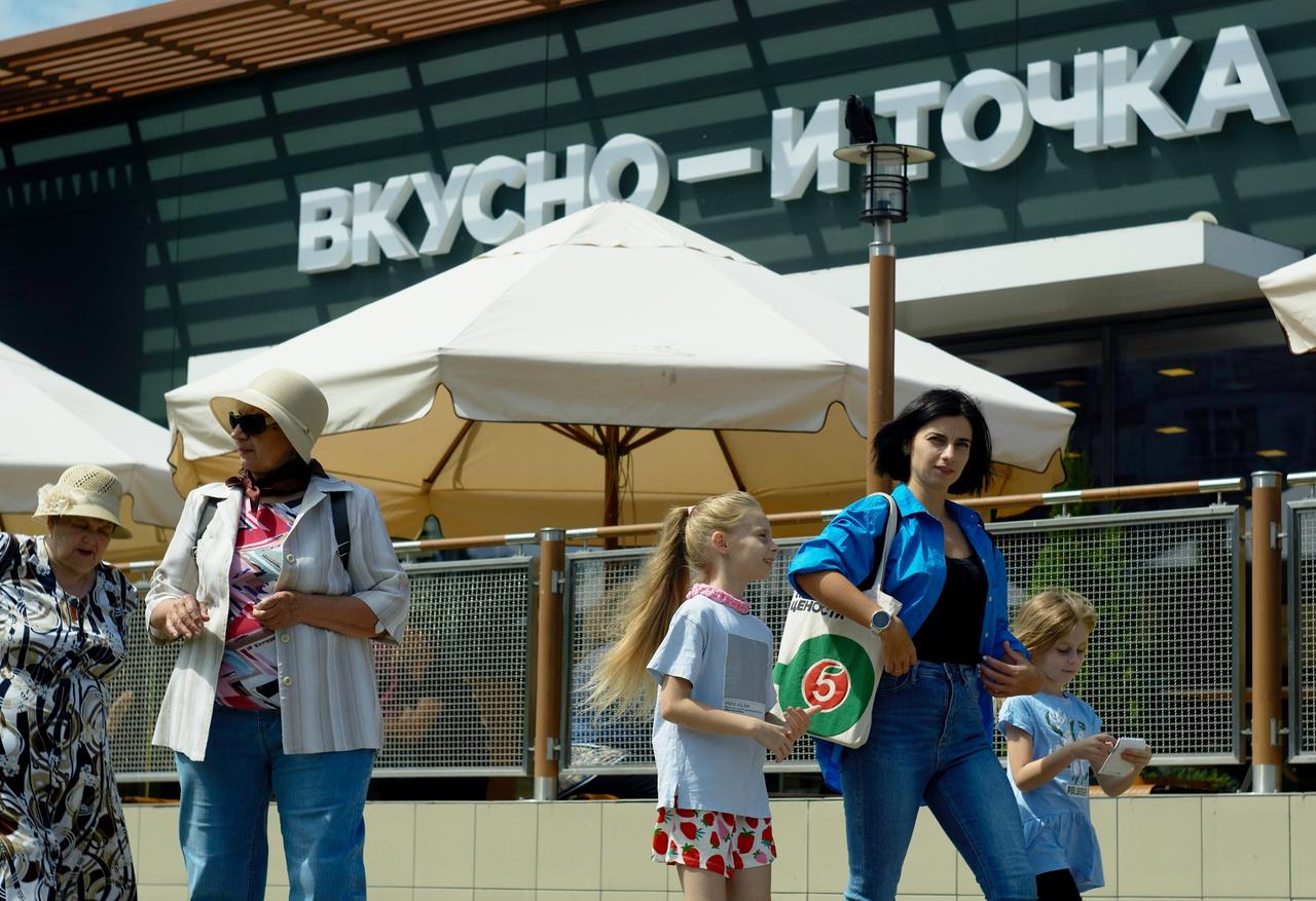 Сеть «Вкусно — и точка» прекратила брать на работу подростков