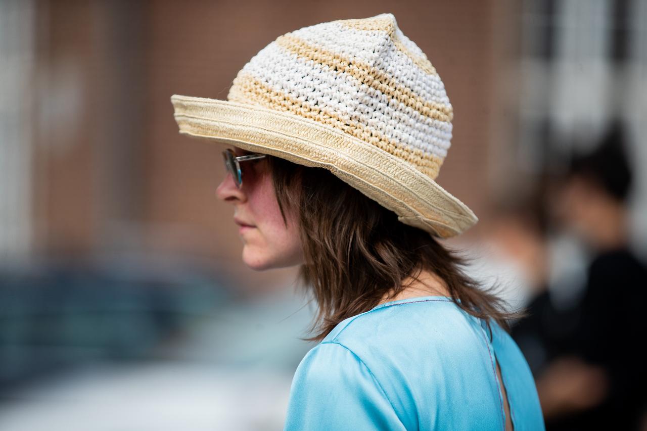 Стилист Рогов раскрыл универсальный головной убор этого лета