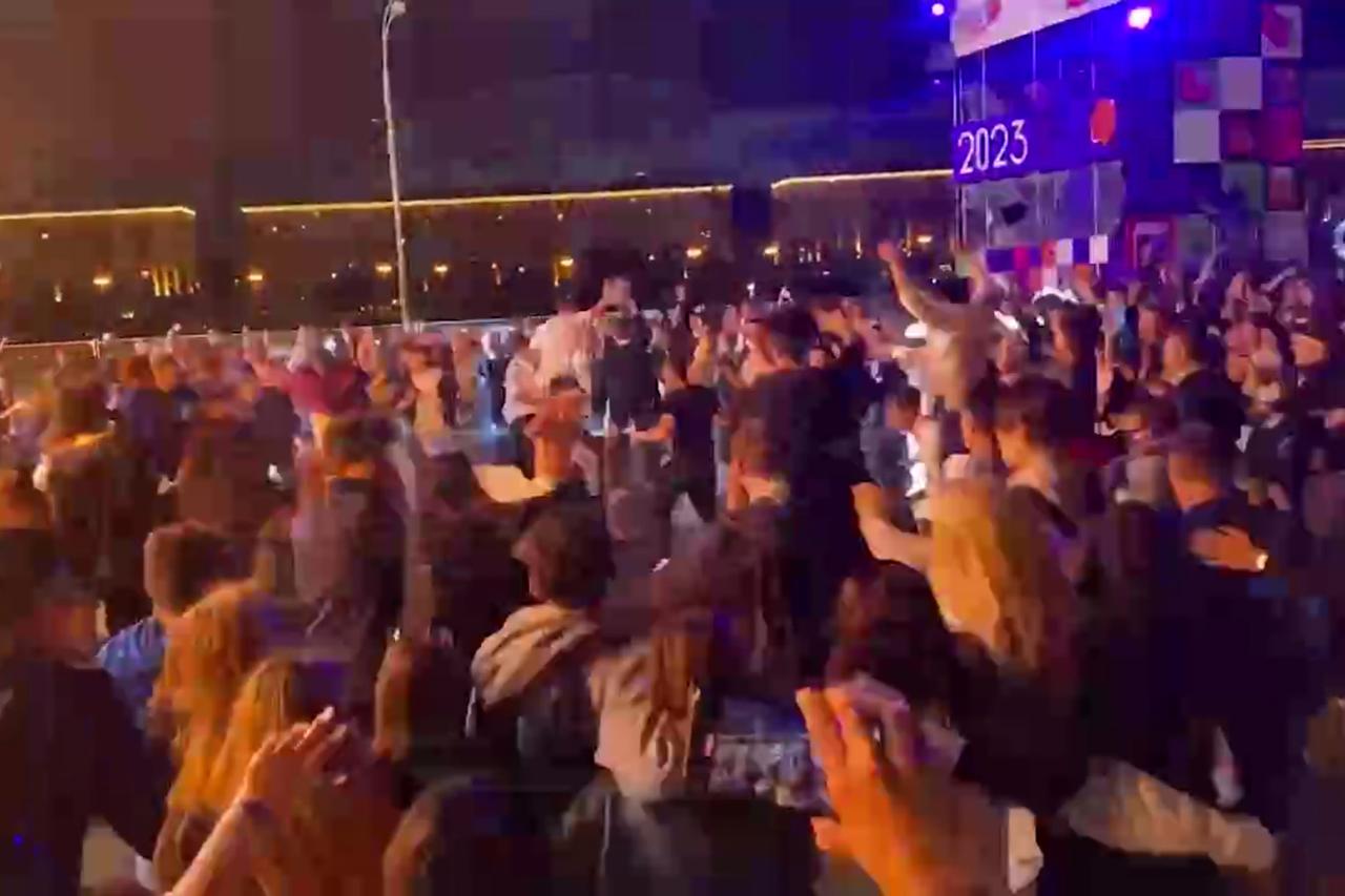 Обстановка на выпускном в московском Парке Горького попала на видео
