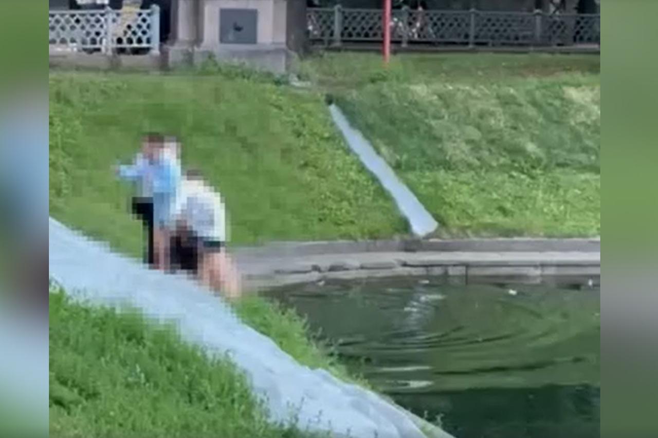 Купание выпускников в пруду в центре Москвы попало на видео