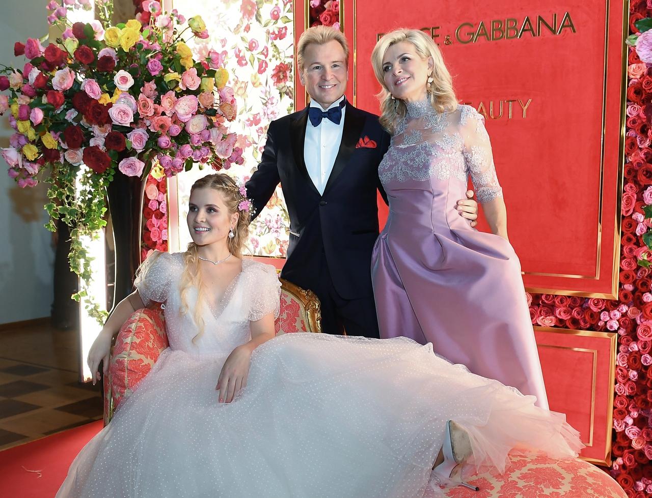 61-летняя жена Александра Малинина раскрыла отношение к пластическим операциям