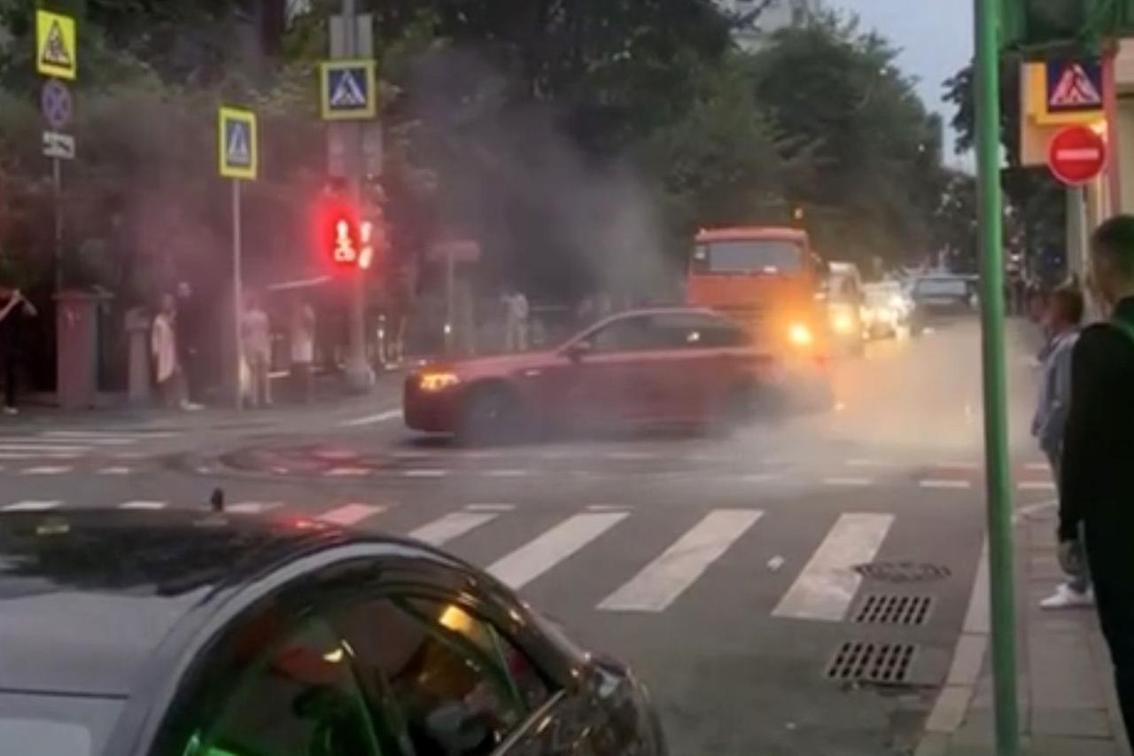 Устроивший дрифт в центре Москвы водитель возмутил пользователей сети